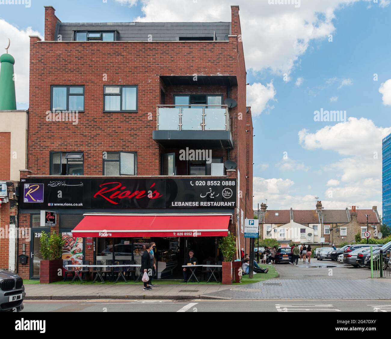 Restaurant Rions Libanais, cuisine traditionnelle libanaise authentique saine tous les jours shawarma d'agneau et de poulet frais, barbecue, fruits de mer et Baklava frais Banque D'Images