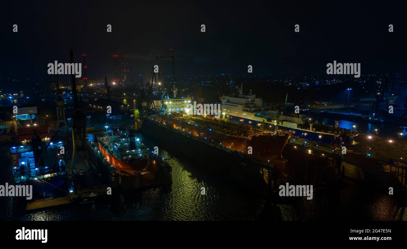 Air nuit panorama chantier naval de Remontova avec des navires dans les quais secs. Pologne, Gdansk, images de drones, lumière naturelle. Banque D'Images