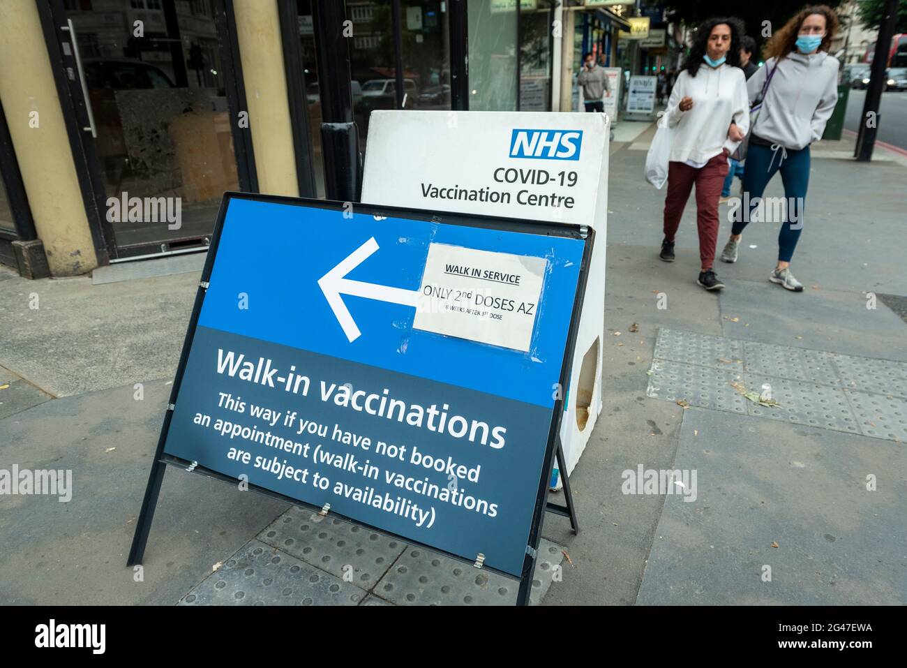 Londres, Royaume-Uni. 19 juin 2021. Signe à l'extérieur d'un centre de vaccination de masse NHS à Edgware Road distribuant les doses de vaccin AstraZeneca, car la capitale vise 100,000 doses administrées par jour. Avec l'augmentation des cas de la variante Delta, le gouvernement britannique a invité plus de 18 ans à une vaccination Covid-19 dans le but d'avoir autant de personnes à se faire vacciner d'ici le 19 juillet, date révisée à laquelle toutes les restrictions de verrouillage sont assouplies. Credit: Stephen Chung / Alamy Live News Banque D'Images