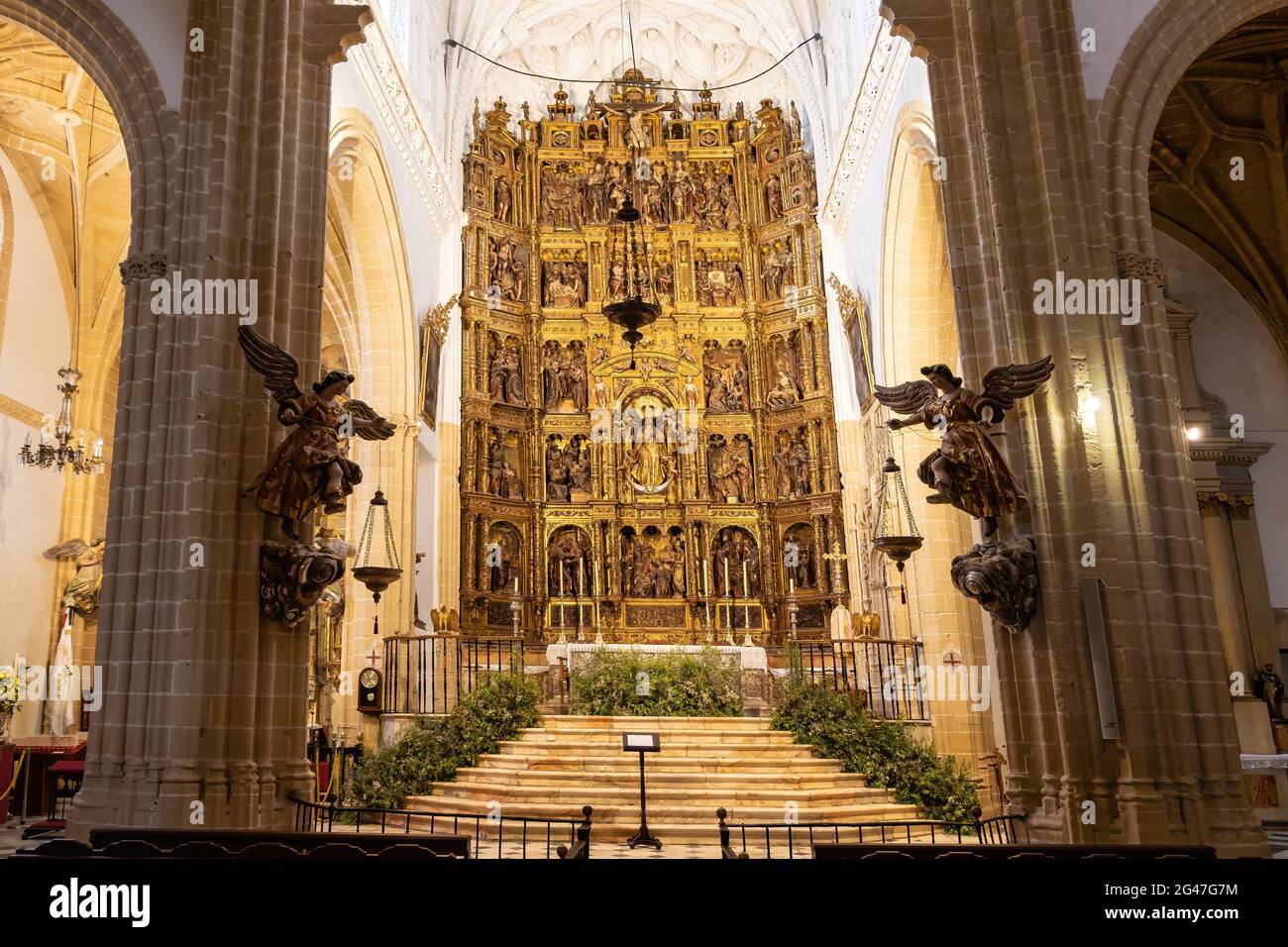 Medina-Sidonia, Cadix, Espagne - 15 juin 2021 : autel principal et retable de l'église de Santa Maria dans la ville de Medina-Sidonia dans la province de Banque D'Images