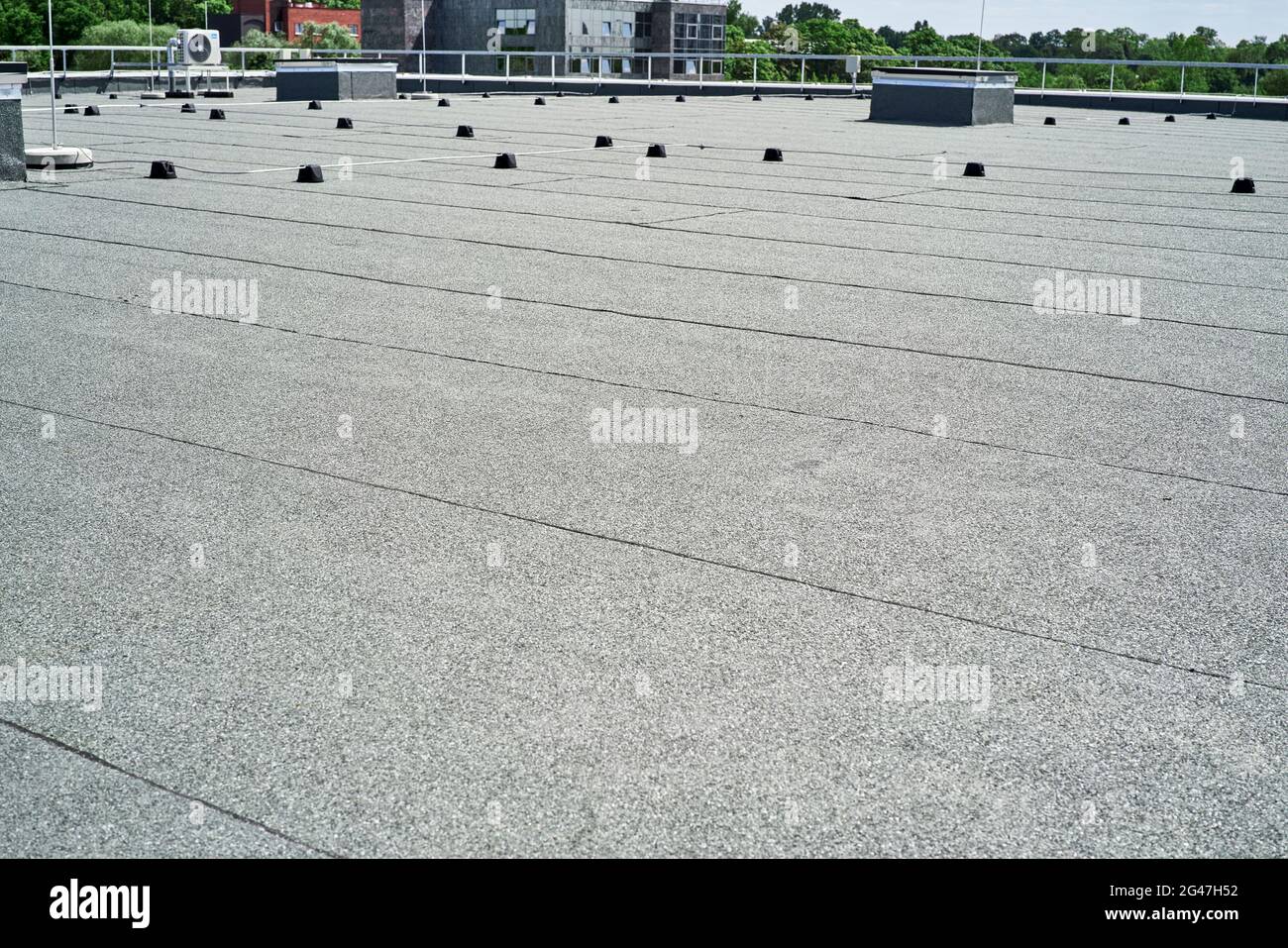 Revêtement de protection de toit plat avec membrane en bitume pour l'imperméabilisation Banque D'Images