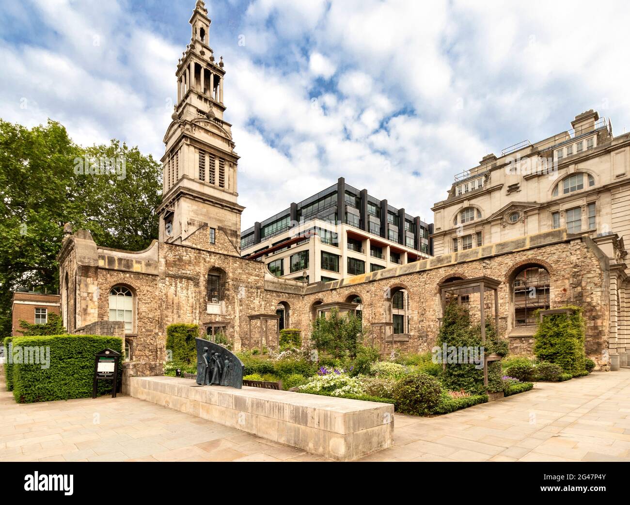 LONDRES ANGLETERRE CHRISTCHURCH GREYFRIARS CHANTIER DE CIMETIÈRE ET LE JARDIN AU DÉBUT DE L'ÉTÉ AVEC SCULPTURE POUR L'ÉCOLE DE L'HÔPITAL DU CHRIST SUR LE MUR Banque D'Images