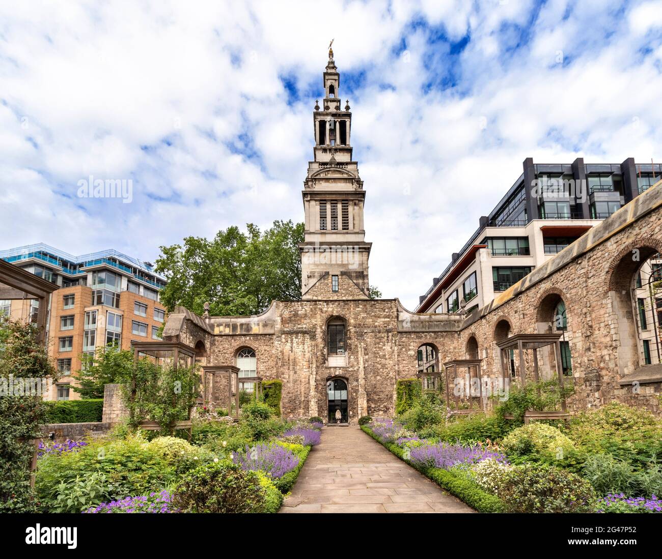 LONDRES ANGLETERRE CHRISTCHURCH GREYFRIARS CHANTIER DE CIMETIÈRE ET LE JARDIN AU DÉBUT DE L'ÉTÉ Banque D'Images