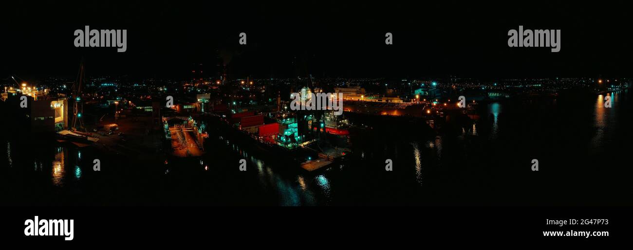 Spectaculaire panorama de nuit le chantier naval de Remontova avec des navires dans les quais secs. Pologne, Gdansk, images de drones, lumière naturelle. Banque D'Images