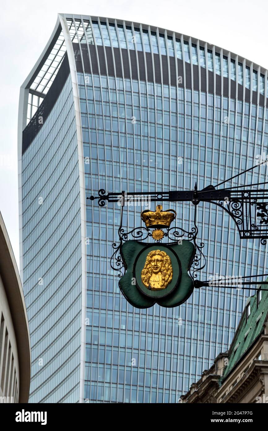 LONDRES ANGLETERRE LOMBARD STREET SIGNES GOLDEN HEAD ET CROWN OF CHARLES II LE WALKIE TALKLIE GRATTE-CIEL DANS FENCHURCH STREET DERRIÈRE Banque D'Images