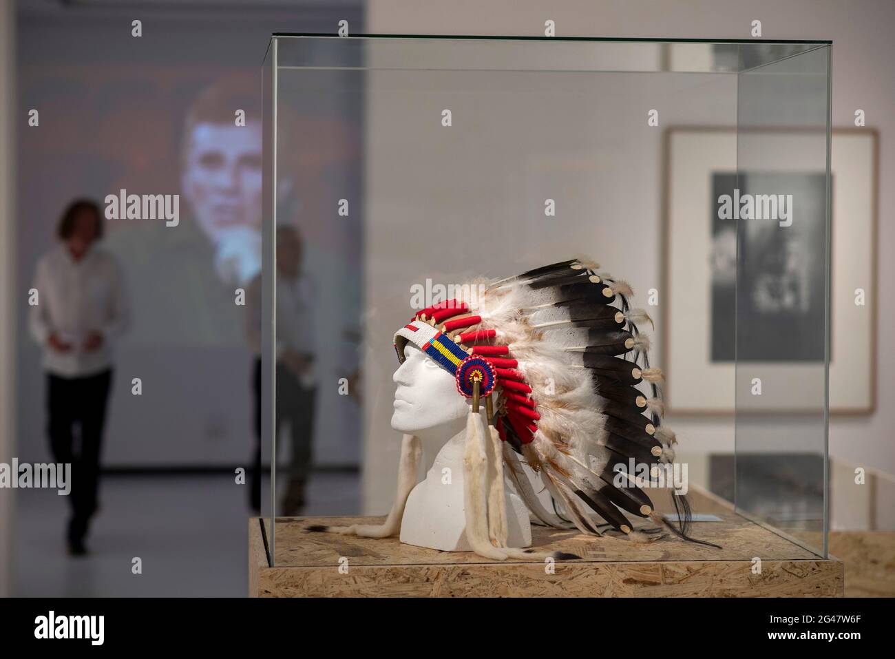 Rostock, Allemagne. 19 juin 2021. Vue sur l'exposition « OST/WESTERN - Kino, Kult und Klassenfeind » au Kunsthalle Rostock. L'exposition traite de l'influence des films dits "indiens" du DEFA et des films Karl May du FRG dans les années 1960 au début des années 1980. Credit: Frank Hormann/dpa-Zentralbild/dpa/Alay Live News Banque D'Images