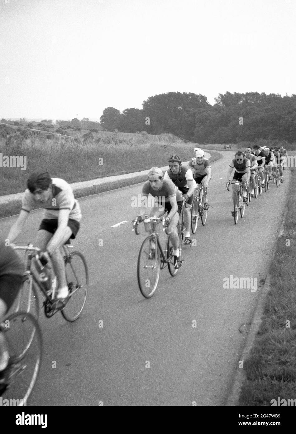 1954, historique, hommes pilotes en compétition dans une course de cyclisme sur route, Essex, Angleterre, Royaume-Uni. Banque D'Images