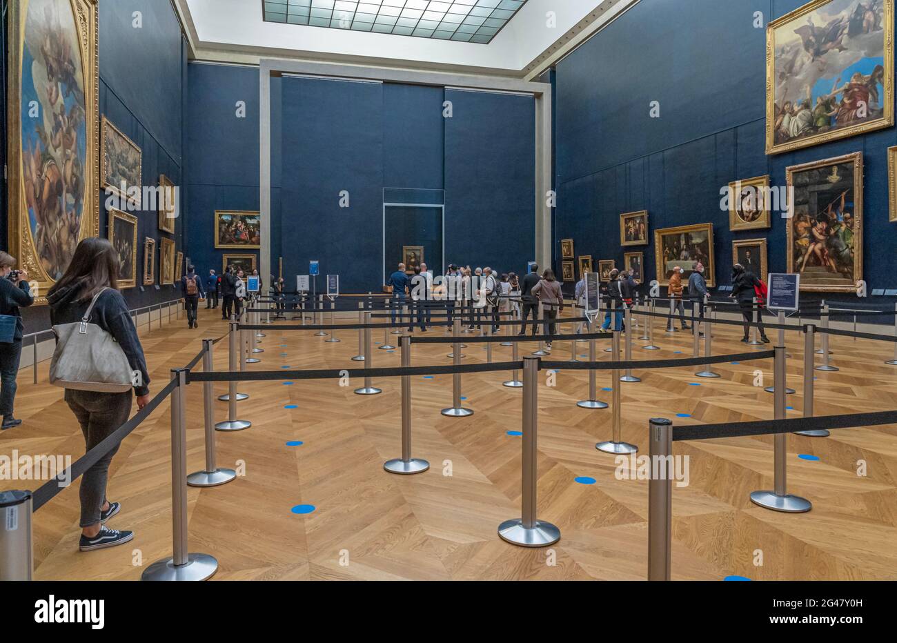 Paris, France - 21 05 2021 : Musée du Louvre. Aile Denon. Les ruelles avec peintures et sculptures à l'intérieur du musée du Louvre Banque D'Images