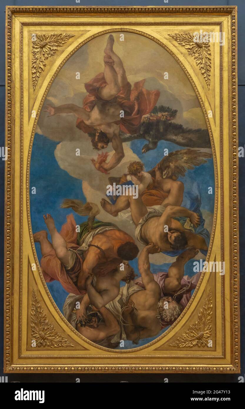 Paris, France - 21 05 2021 : Musée du Louvre. Aile Denon. Les ruelles avec peintures et sculptures à l'intérieur du musée du Louvre Banque D'Images