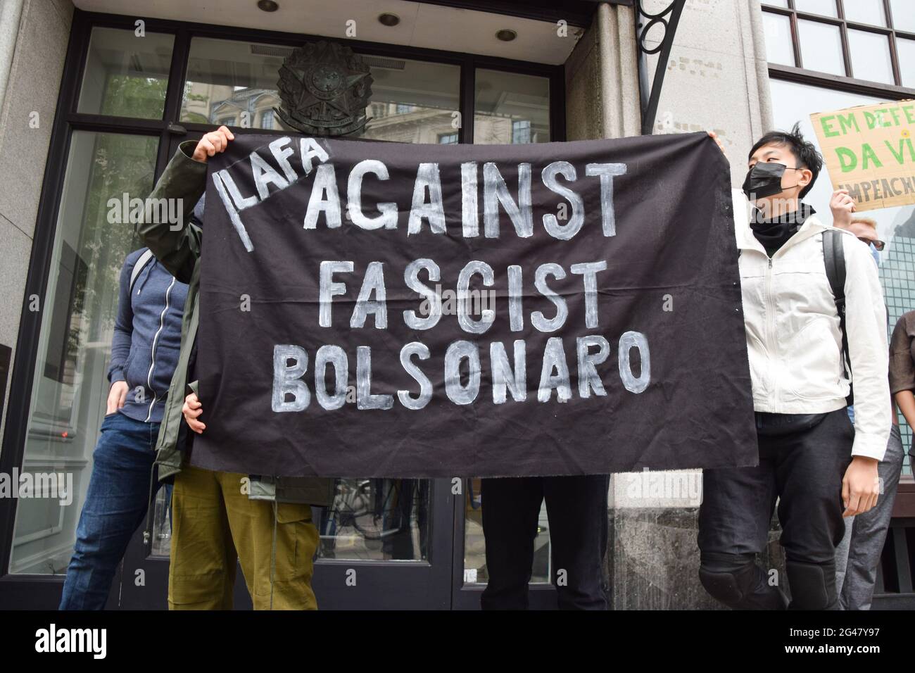 Londres, Royaume-Uni. 19 juin 2021. Assemblée antifasciste de Londres. Des manifestants se sont rassemblés devant l'ambassade du Brésil dans le centre de Londres pour protester contre le président Jair Bolsonaro. (Crédit : Vuk Valcic / Alamy Live News) Banque D'Images