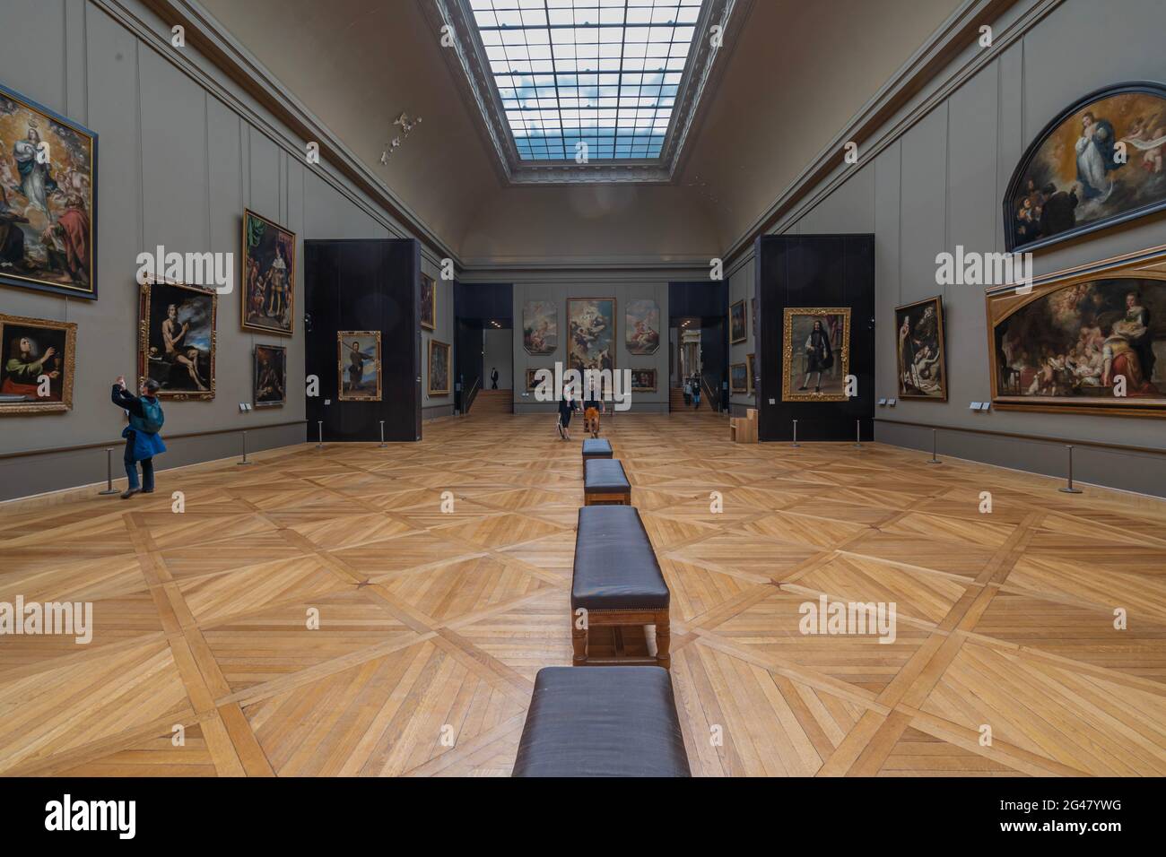 Paris, France - 21 05 2021 : Musée du Louvre. Aile Denon. Les ruelles avec peintures et sculptures à l'intérieur du musée du Louvre Banque D'Images