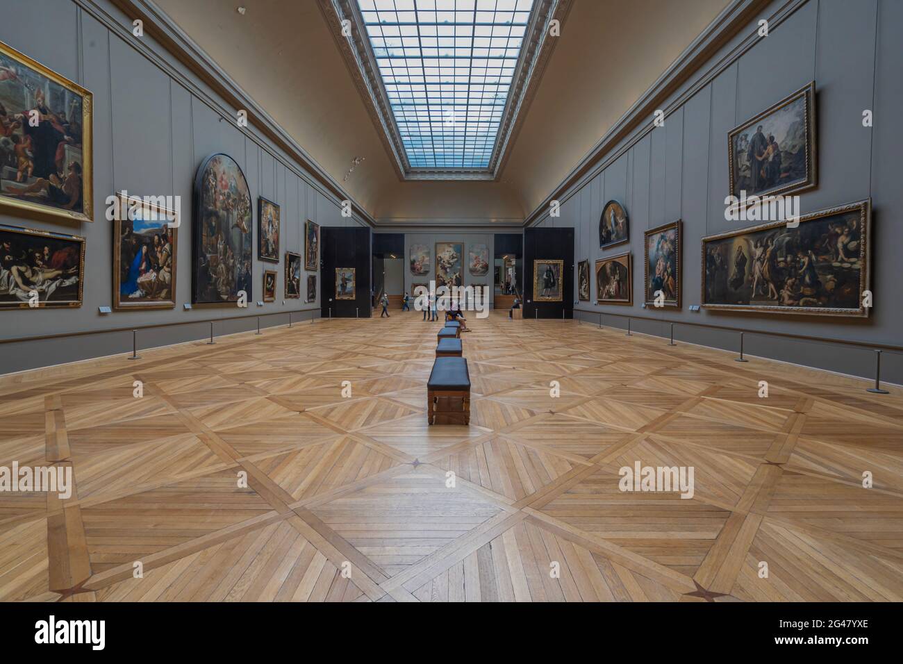 Paris, France - 21 05 2021 : Musée du Louvre. Aile Denon. Les ruelles avec peintures et sculptures à l'intérieur du musée du Louvre Banque D'Images