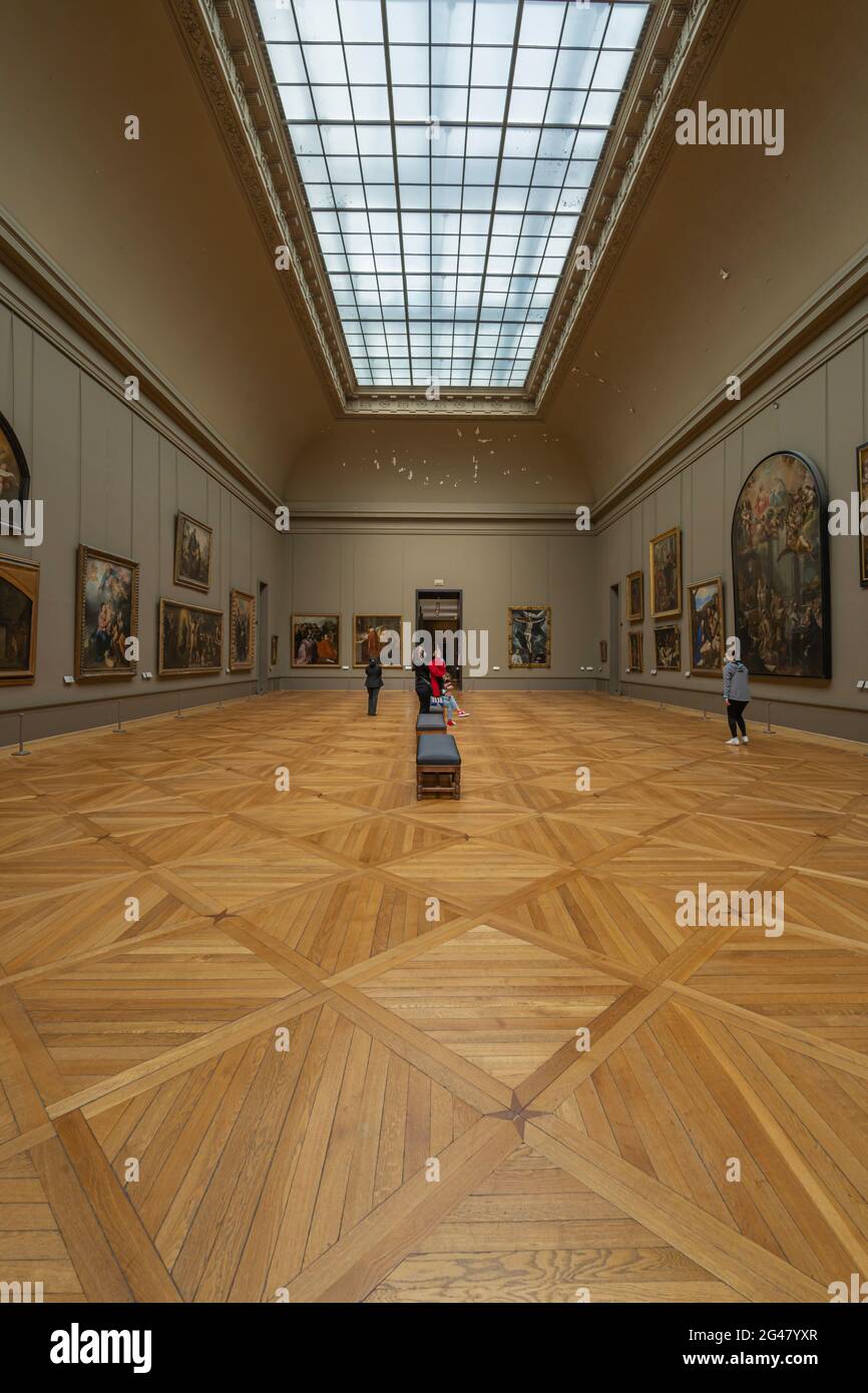 Paris, France - 21 05 2021 : Musée du Louvre. Aile Denon. Les ruelles avec peintures et sculptures à l'intérieur du musée du Louvre Banque D'Images