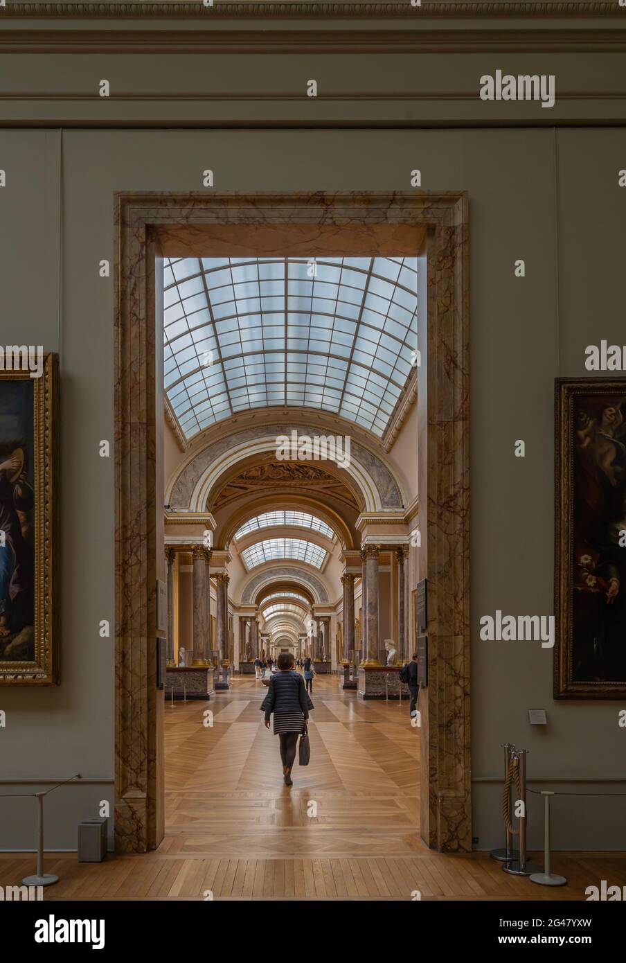 Paris, France - 21 05 2021 : Musée du Louvre. Aile Denon. Les ruelles avec peintures et sculptures à l'intérieur du musée du Louvre Banque D'Images