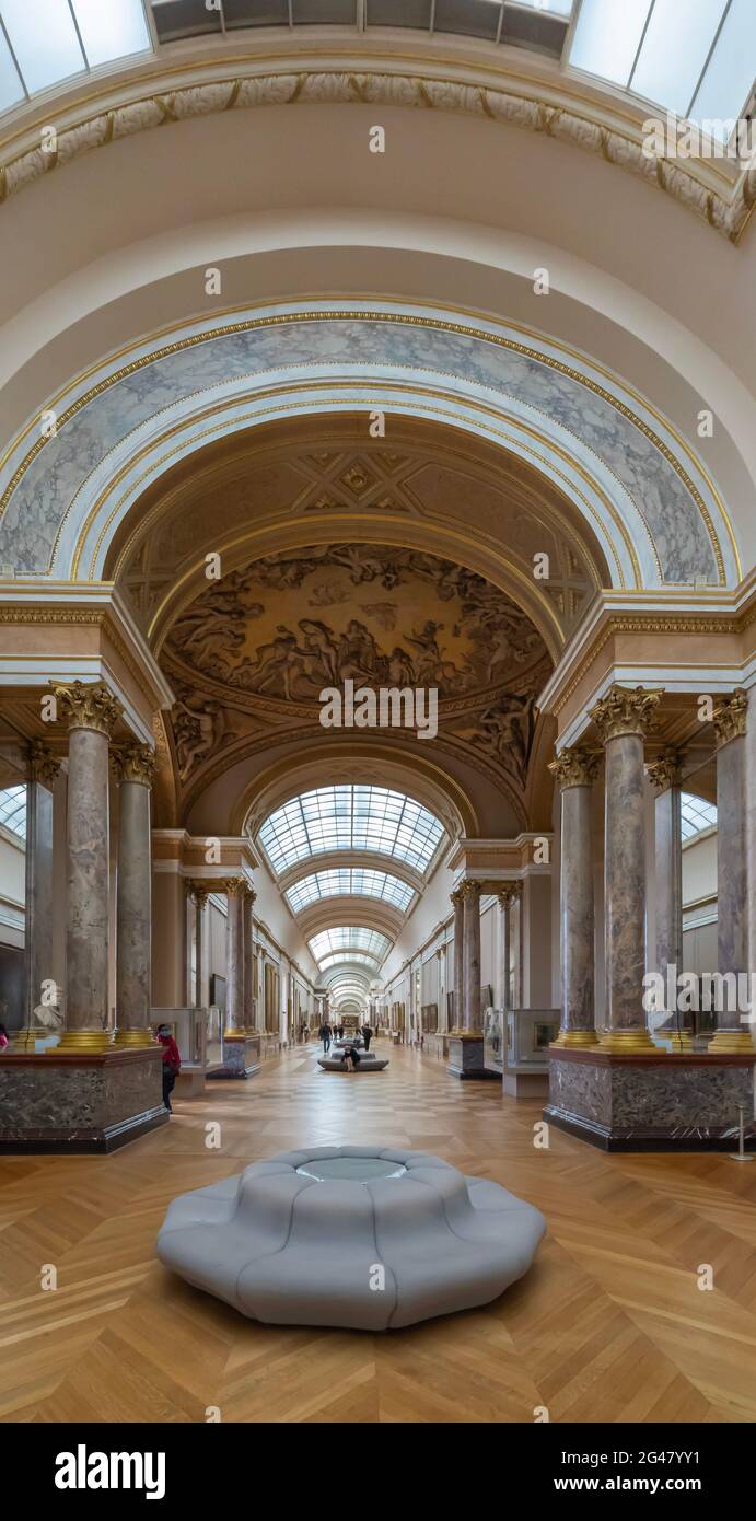 Paris, France - 21 05 2021 : Musée du Louvre. Aile Denon. Les ruelles avec peintures et sculptures à l'intérieur du musée du Louvre Banque D'Images