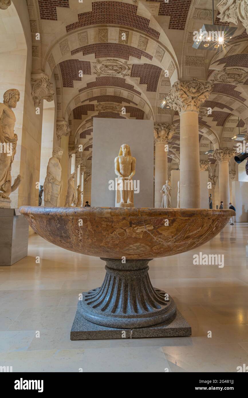 Paris, France - 21 05 2021 : Musée du Louvre. Aile Denon. Les ruelles avec peintures et sculptures à l'intérieur du musée du Louvre Banque D'Images