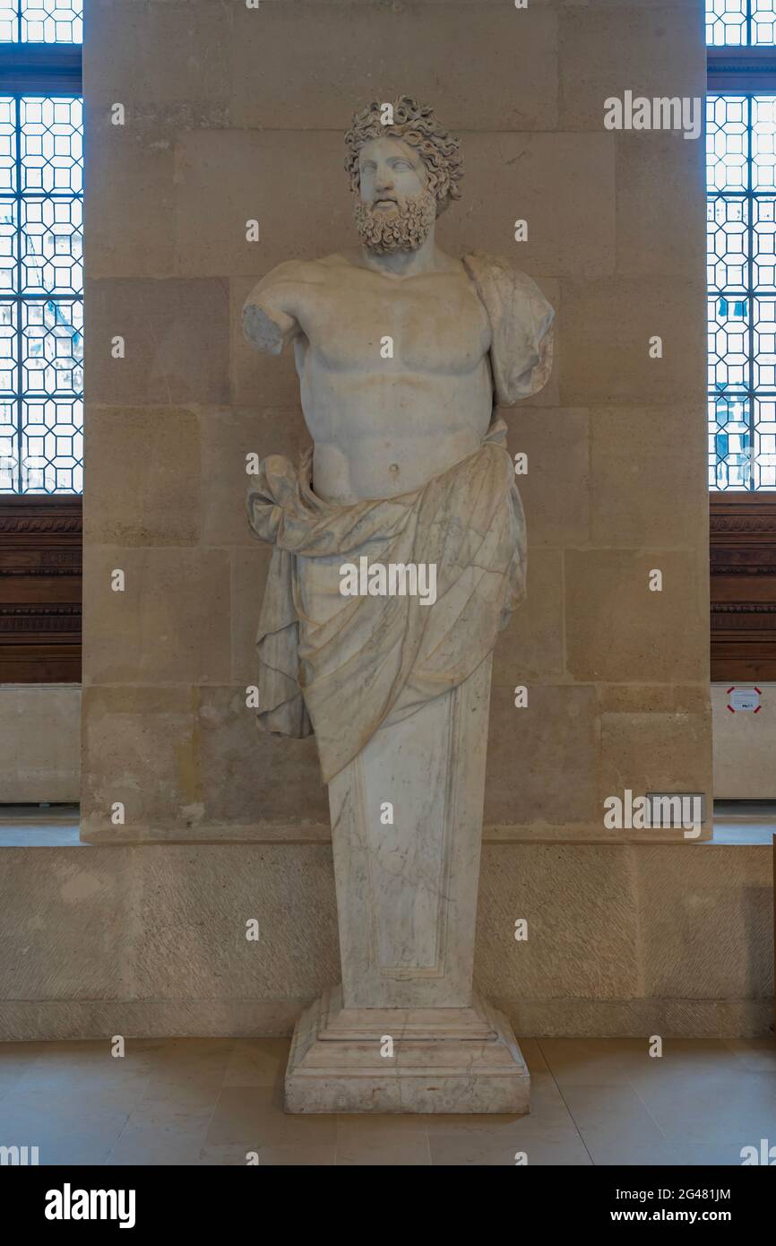 Paris, France - 21 05 2021 : Musée du Louvre. Aile Denon. Les ruelles avec peintures et sculptures à l'intérieur du musée du Louvre Banque D'Images