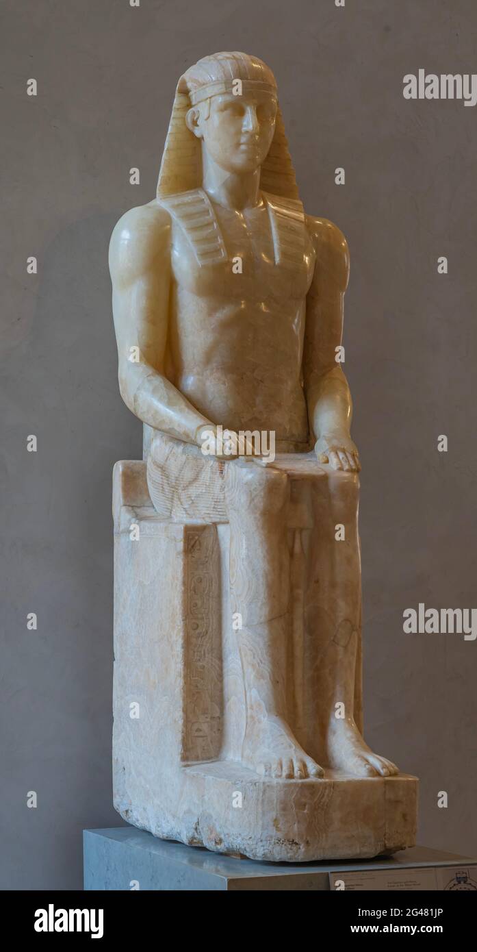 Paris, France - 21 05 2021 : Musée du Louvre. Aile Denon. Les ruelles avec peintures et sculptures à l'intérieur du musée du Louvre Banque D'Images