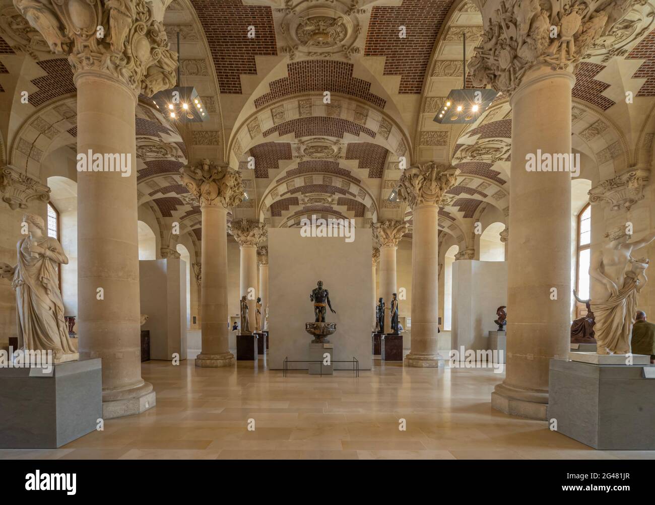 Paris, France - 21 05 2021 : Musée du Louvre. Aile Denon. Les ruelles avec peintures et sculptures à l'intérieur du musée du Louvre Banque D'Images