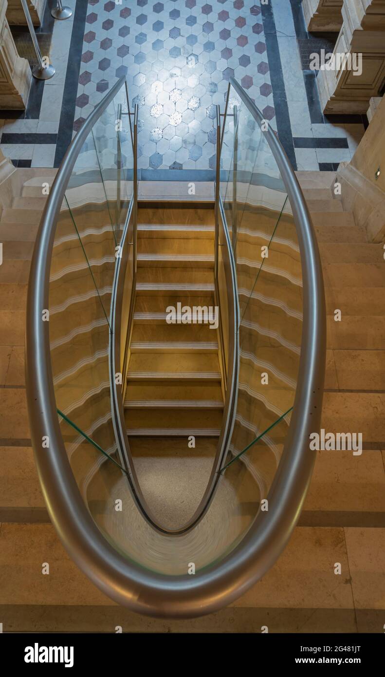 Paris, France - 21 05 2021 : Musée du Louvre. Aile Denon. Les ruelles avec peintures et sculptures à l'intérieur du musée du Louvre Banque D'Images