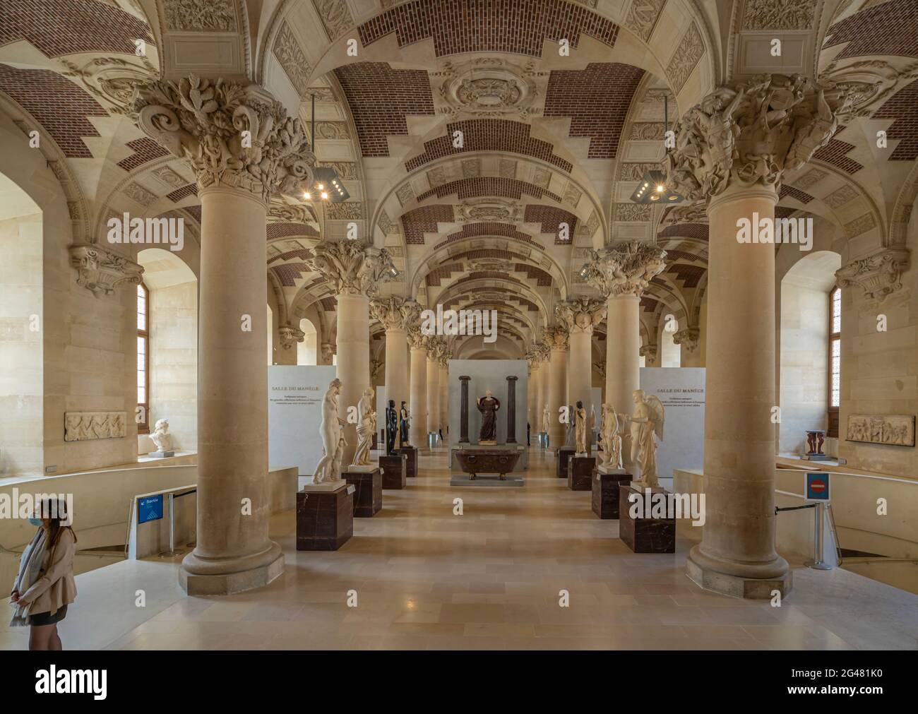 Paris, France - 21 05 2021 : Musée du Louvre. Aile Denon. Les ruelles avec peintures et sculptures à l'intérieur du musée du Louvre Banque D'Images