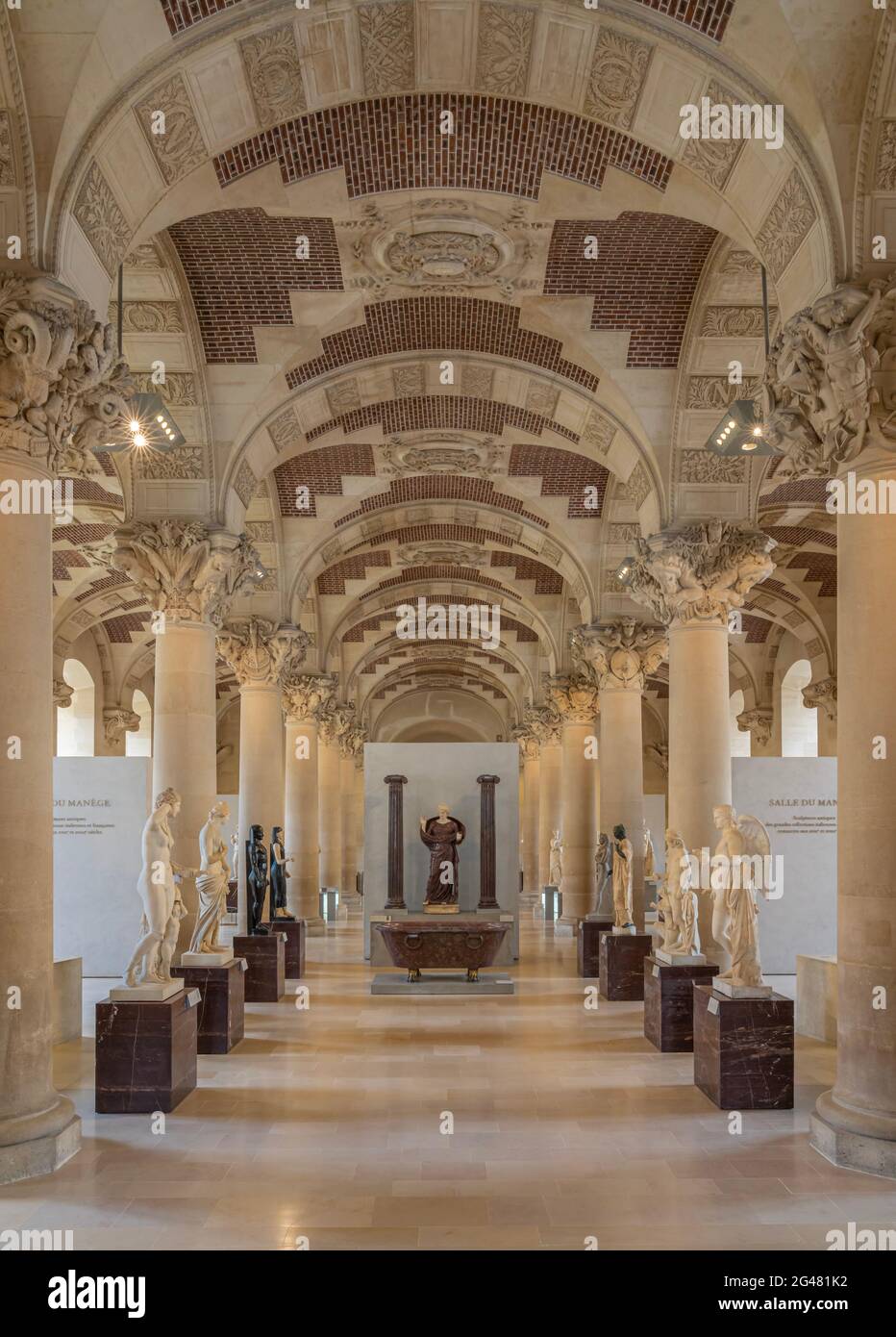 Paris, France - 21 05 2021 : Musée du Louvre. Aile Denon. Les ruelles avec peintures et sculptures à l'intérieur du musée du Louvre Banque D'Images