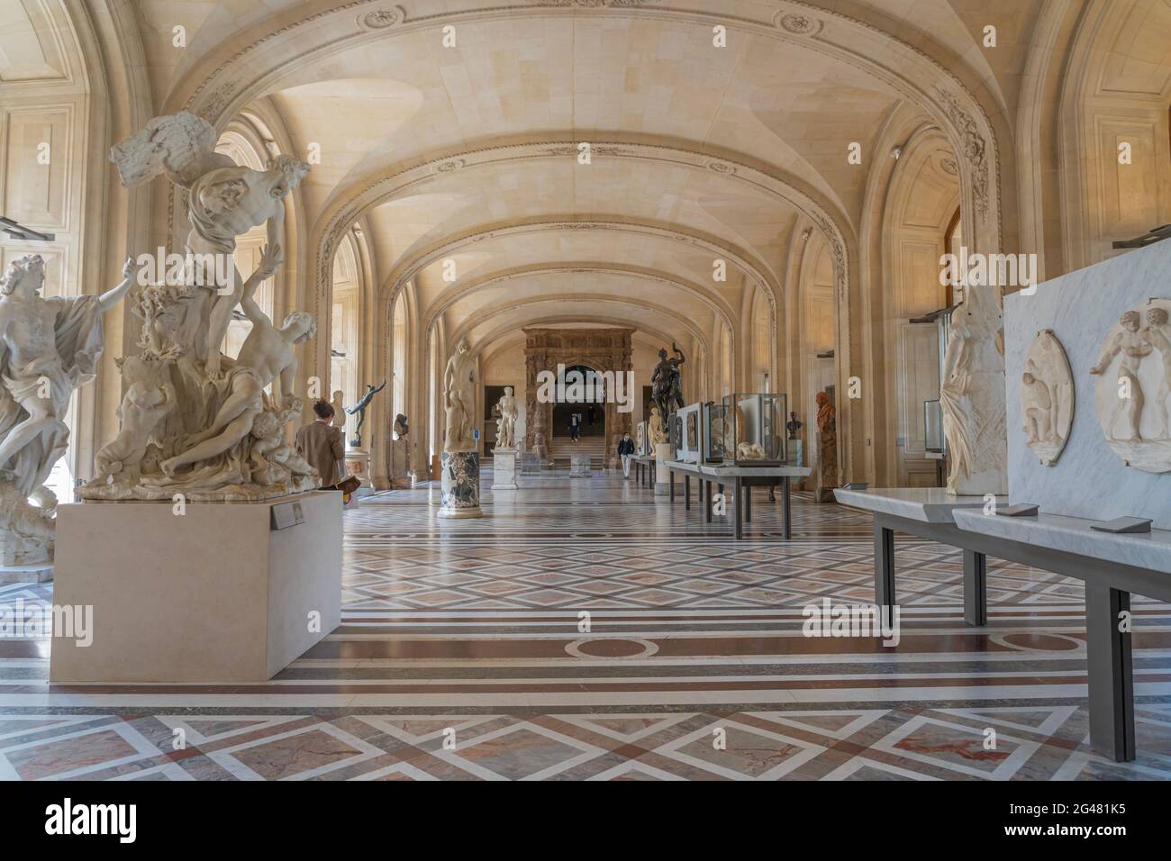 Paris, France - 21 05 2021 : Musée du Louvre. Aile Denon. Les ruelles avec peintures et sculptures à l'intérieur du musée du Louvre Banque D'Images