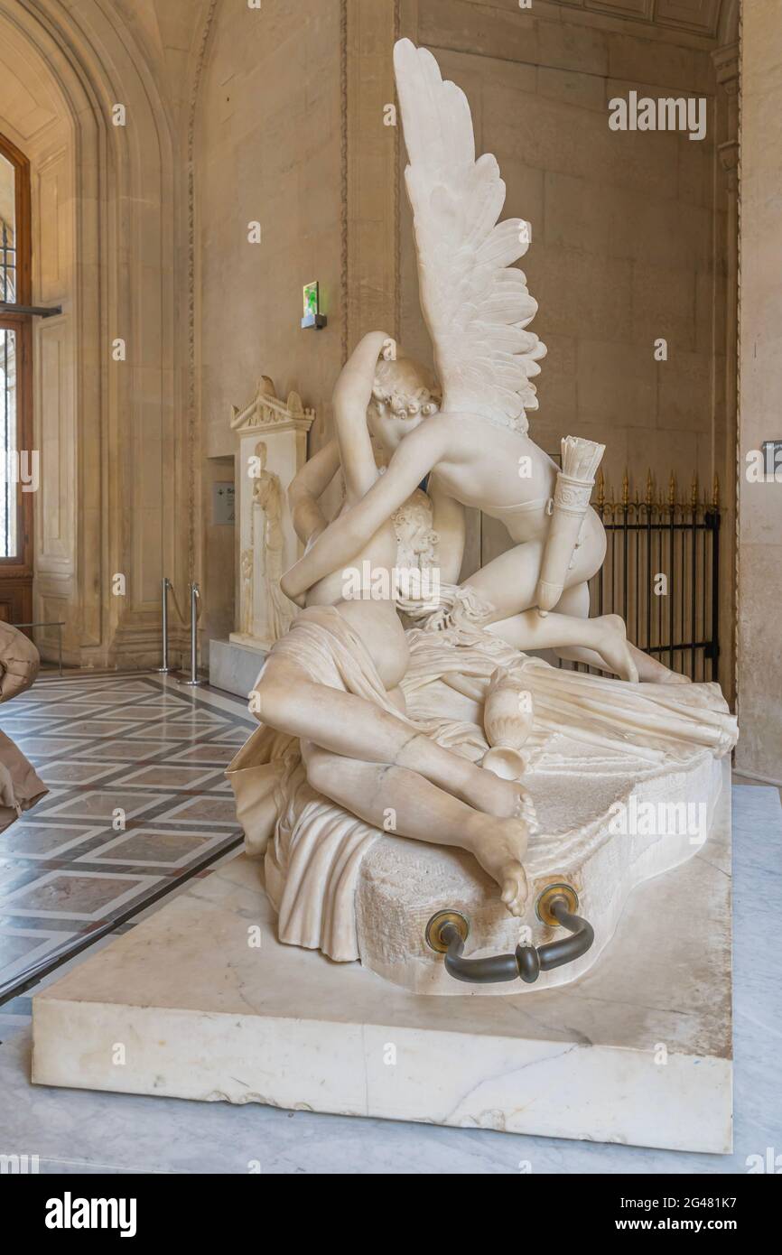 Paris, France - 21 05 2021 : Musée du Louvre. Aile Denon. Les ruelles avec peintures et sculptures à l'intérieur du musée du Louvre Banque D'Images