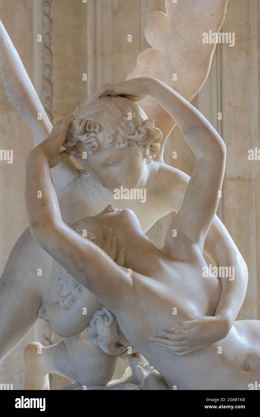 Paris, France - 21 05 2021 : Musée du Louvre. Aile Denon. Les ruelles avec peintures et sculptures à l'intérieur du musée du Louvre Banque D'Images