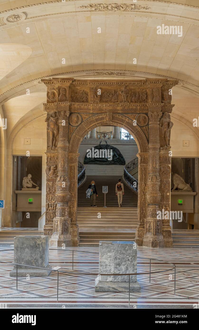 Paris, France - 21 05 2021 : Musée du Louvre. Aile Denon. Les ruelles avec peintures et sculptures à l'intérieur du musée du Louvre Banque D'Images