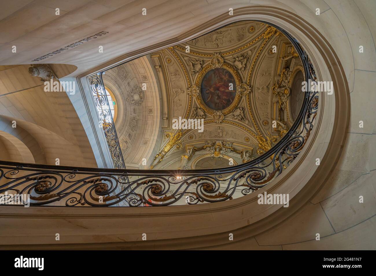 Paris, France - 21 05 2021 : Musée du Louvre. Aile Denon. Les ruelles avec peintures et sculptures à l'intérieur du musée du Louvre Banque D'Images