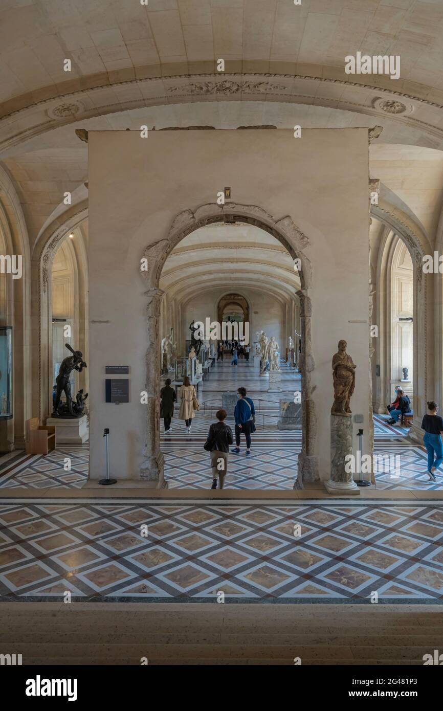 Paris, France - 21 05 2021 : Musée du Louvre. Aile Denon. Les ruelles avec peintures et sculptures à l'intérieur du musée du Louvre Banque D'Images