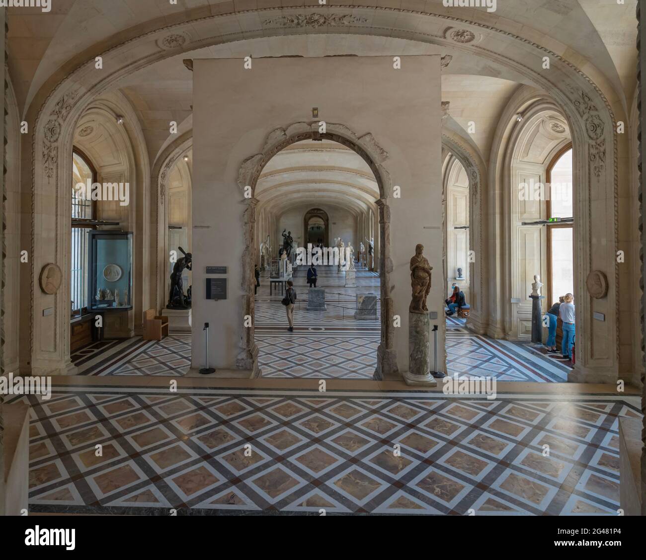 Paris, France - 21 05 2021 : Musée du Louvre. Aile Denon. Les ruelles avec peintures et sculptures à l'intérieur du musée du Louvre Banque D'Images