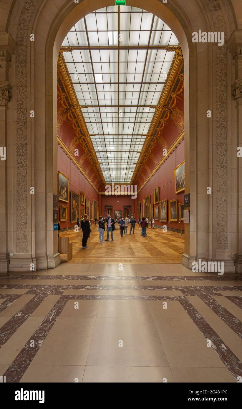 Paris, France - 21 05 2021 : Musée du Louvre. Aile Denon. Les ruelles avec peintures et sculptures à l'intérieur du musée du Louvre Banque D'Images