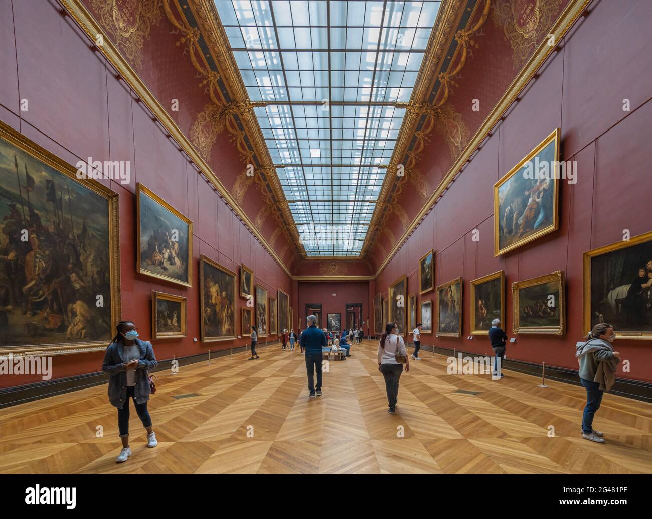 Paris, France - 21 05 2021 : Musée du Louvre. Aile Denon. Les ruelles avec peintures et sculptures à l'intérieur du musée du Louvre Banque D'Images