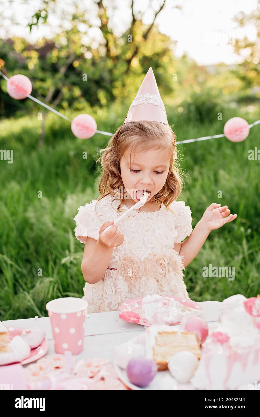 Joyeux Anniversaire Petite Fille Au Decor Rose Dans Un Beau Jardin Enfant Mange Un Gateau De Rose Joyeux Anniversaire Decoration Coloree Pastel A L Exterieur 4 Ans Photo Stock Alamy