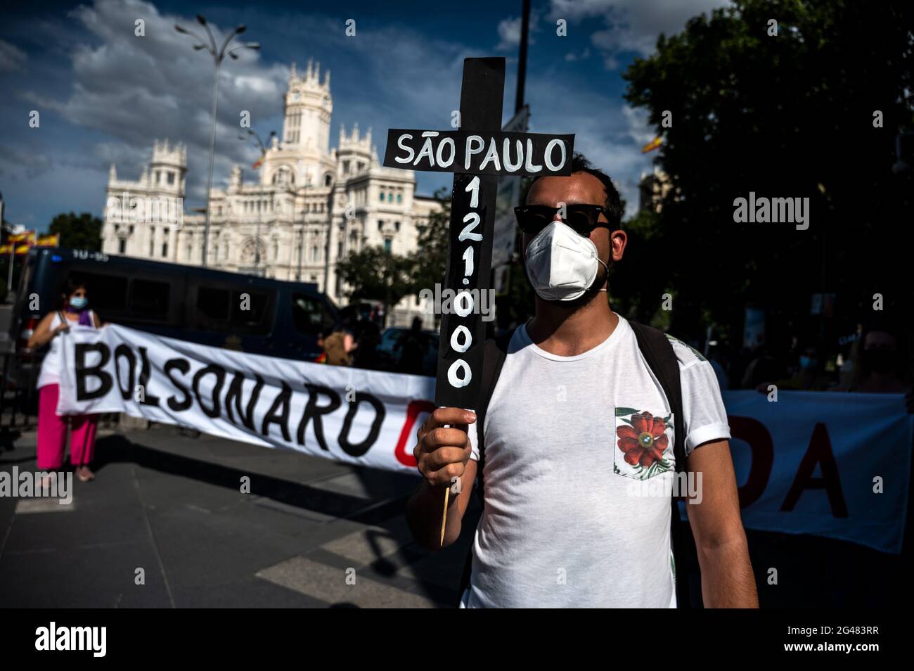 Madrid, Espagne. 19 juin 2021. Un manifestant portant une croix montrant le nombre de décès par coronavirus à Sao Paulo lors d'une manifestation contre le Président du Brésil Jair Bolsonaro, protestant contre la gestion de la pandémie et demandant la libéralisation des brevets pour les vaccins contre le COVID-19. Credit: Marcos del Mazo/Alay Live News Banque D'Images