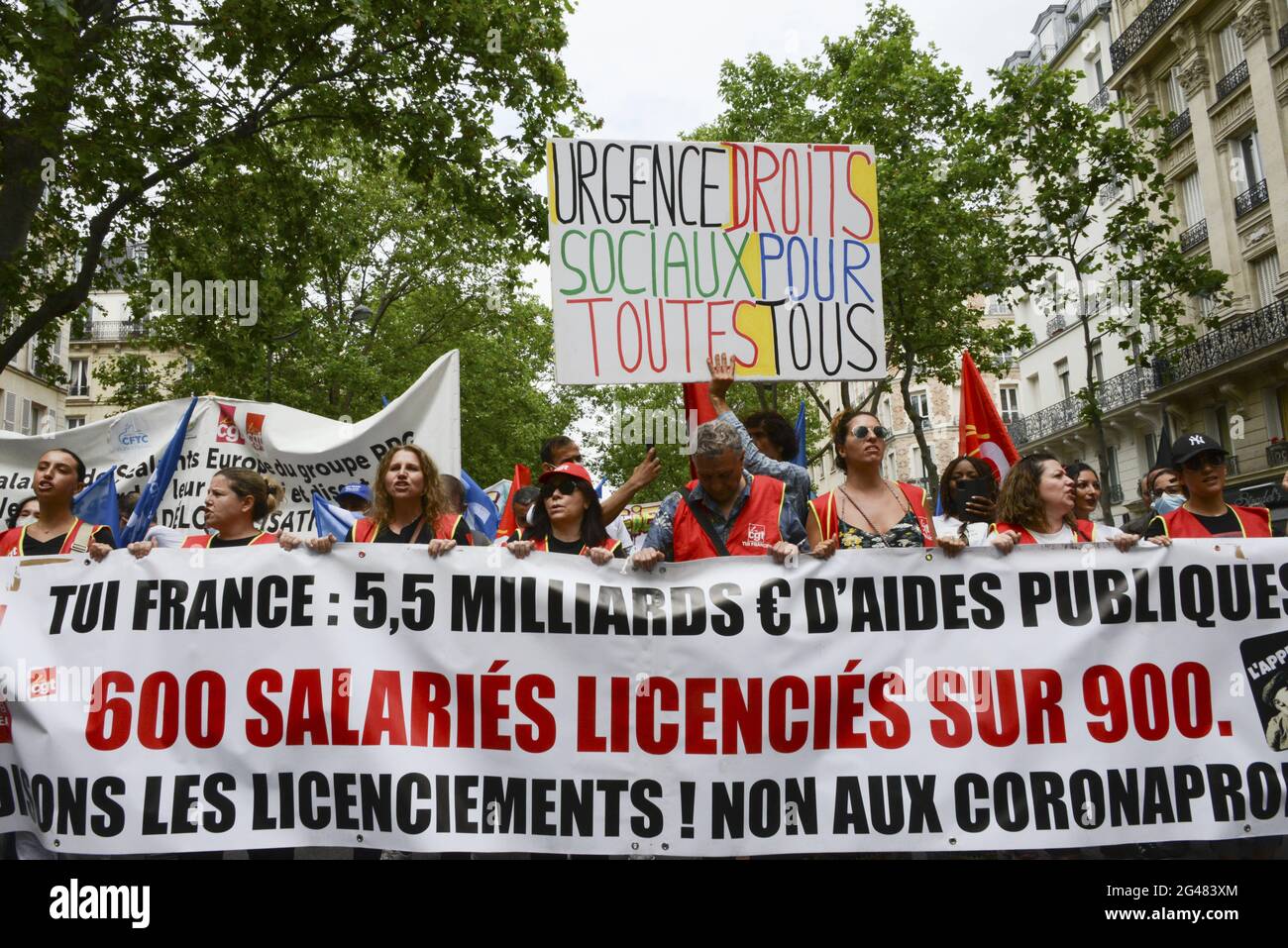 Manifestation de plusieurs milliers de syndicalistes (CGT, solidaires, CFTC, UNEF ° partis de gauche (LFI, NPA, PCF) gilets jaunes ont défilé du siège de MEDEF Avenue Bosquet pour protester contre le chômage et demander l'interdiction des licenciements. Paris, France, le 19 juin 2021. Photo de Georges Darmon/avenir photos/ABACAPRESS.COM Banque D'Images