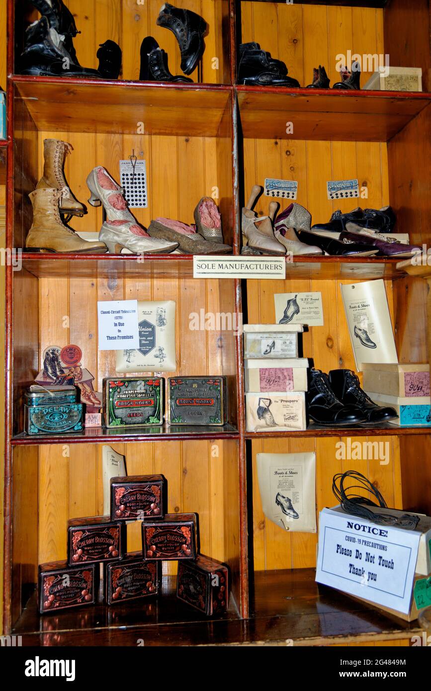 Exposition de la vieille boutique de chaussures - Beamish Village, comté de Durham, Angleterre, Royaume-Uni, 12 juin 2021 Banque D'Images