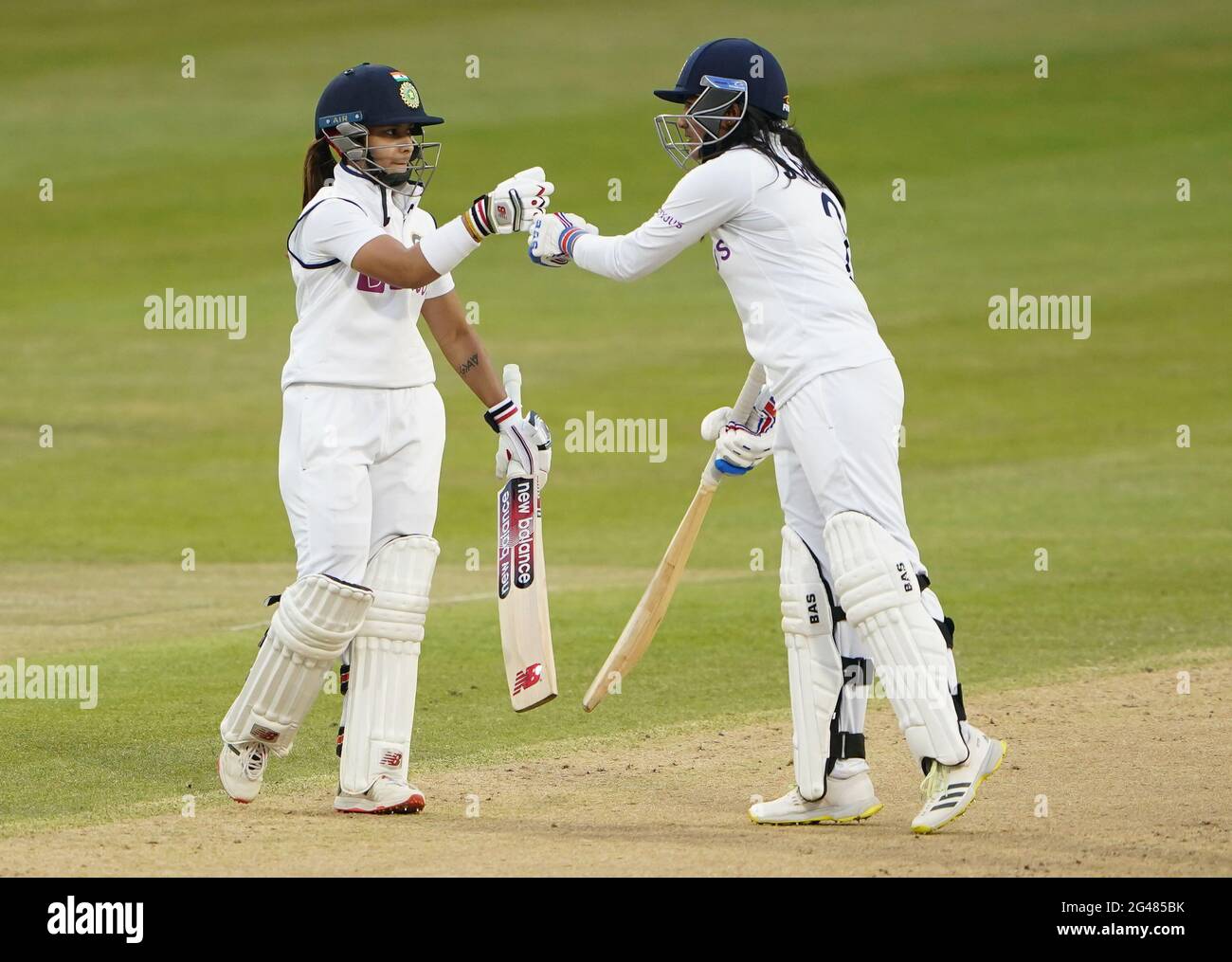 Taniya Bhatia (à gauche) et Sneh Rana en Inde au cours du quatrième jour du match de test international des femmes au terrain du comté de Bristol. Date de la photo: Samedi 19 juin 2021. Banque D'Images