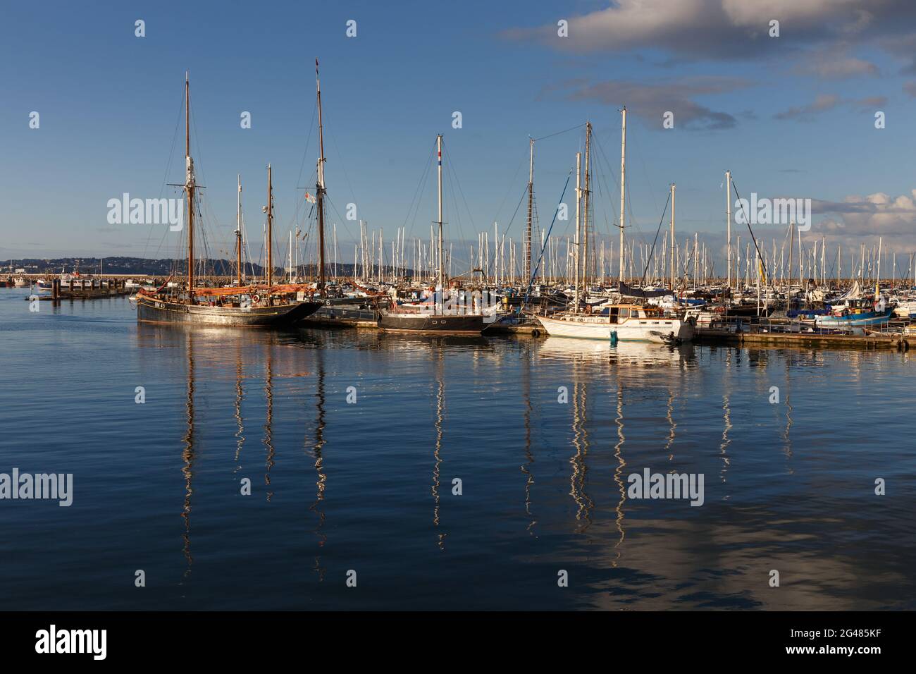 Bateaux à voile au port de Brixham, Torbay, Devon, Angleterre, Royaume-Uni Banque D'Images