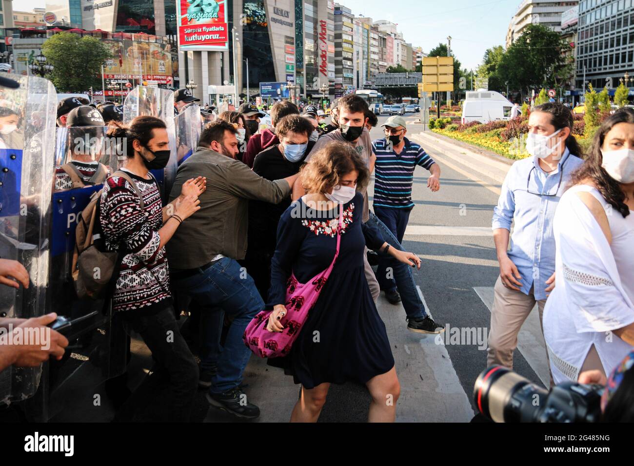 Les policiers arrêtent un manifestant au cours de la manifestation. Des manifestants protestaient contre l'attaque armée contre le Bureau du Parti démocratique du peuple d'Izmir, l'attaquant armé Onur Gencer, venu au siège du Parti démocratique du peuple pro-kurde à Izmir, a tué un employé de 40 ans, Deniz Poyraz. Le tireur, qui a tiré au hasard avec un fusil, a été plus tard pris par la police et mis en garde à vue. Dans sa première déclaration, l'attaquant a déclaré qu'il avait mené l'attaque parce qu'il détestait le Parti des travailleurs du Kurdistan (PKK) et qu'il avait prévu de tuer plus de personnes. La police intervient Banque D'Images