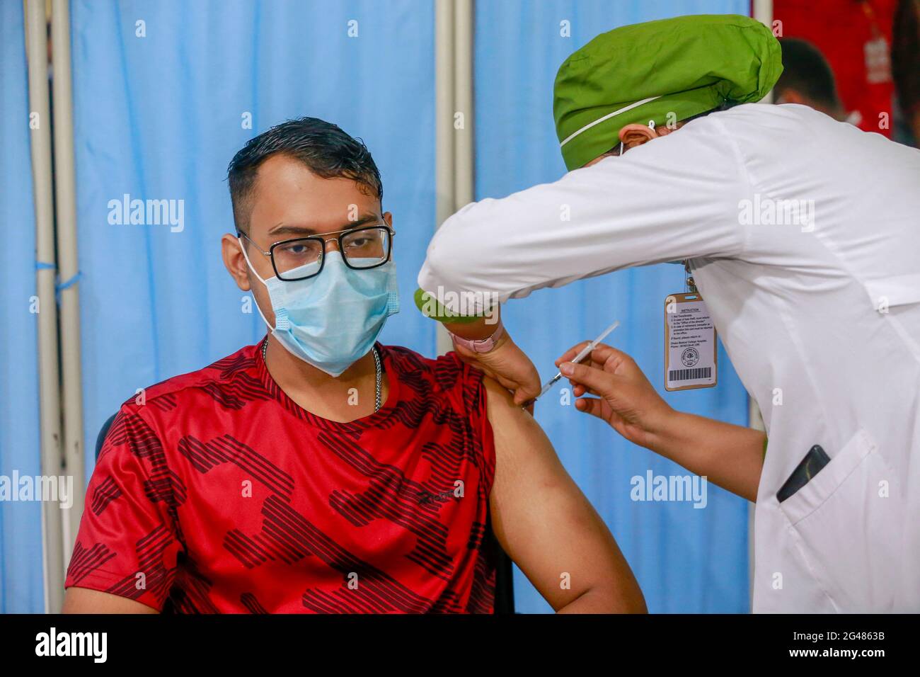 Dhaka, Bangladesh. 19 juin 2021. Un étudiant en médecine reçoit une dose du vaccin contre le coronavirus Sinopharma à l'hôpital du Dhaka Medical College, à Dhaka, au Bangladesh, le 19 juin 2021. Credit: Suvra Kanti Das/ZUMA Wire/Alay Live News Banque D'Images