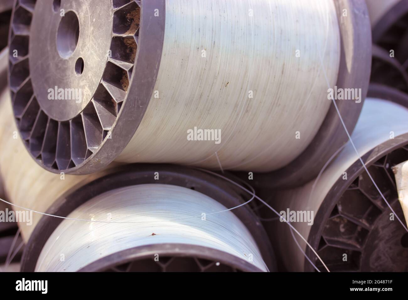 Bobines en plastique avec ligne de pêche blanche transparente robuste. Ligne en nylon transparente. Banque D'Images