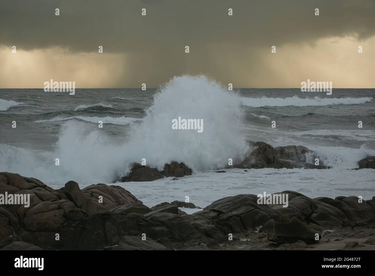 Paysage marin pluvieux avant la grande tempête au coucher du soleil. Banque D'Images