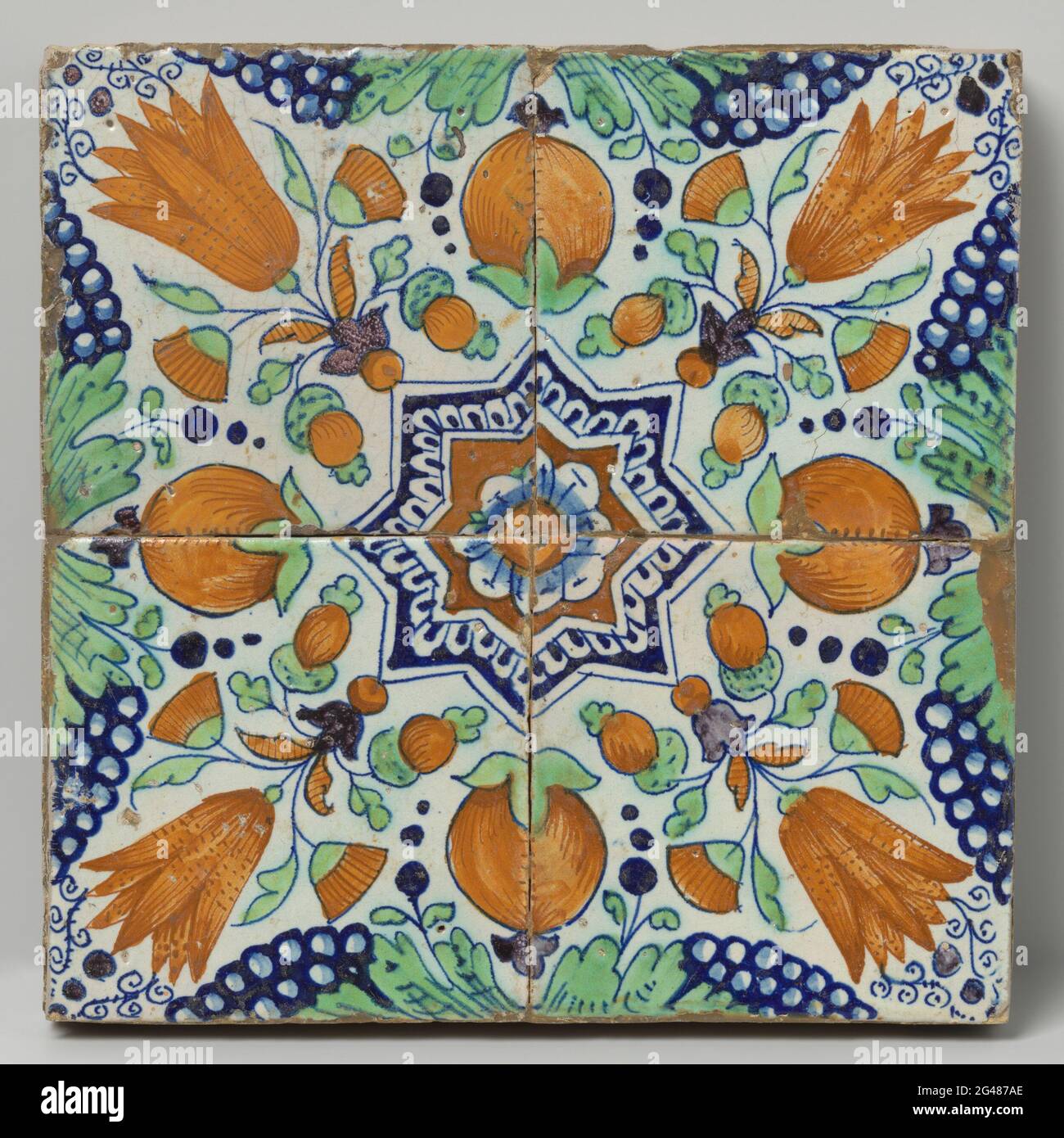 Quatre tuiles avec motif de grenade, frais de raisin, tulipes et étoiles. Champ de quatre tuiles (2 x 2) avec un motif multicolore (bleu, vert, jaune, orange et violet) formé de quatre tuiles avec des grenades, des raisins de raisin et des tulipes autour d'une étoile. Banque D'Images