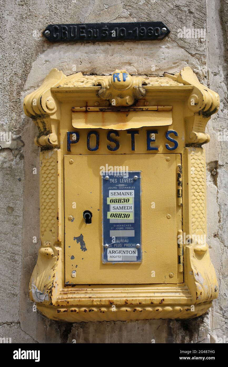 Ancienne boîte postale française jaune avec marqueur de ligne d'inondation 1960, Argenton-sur-Cruese, Indre, France Banque D'Images