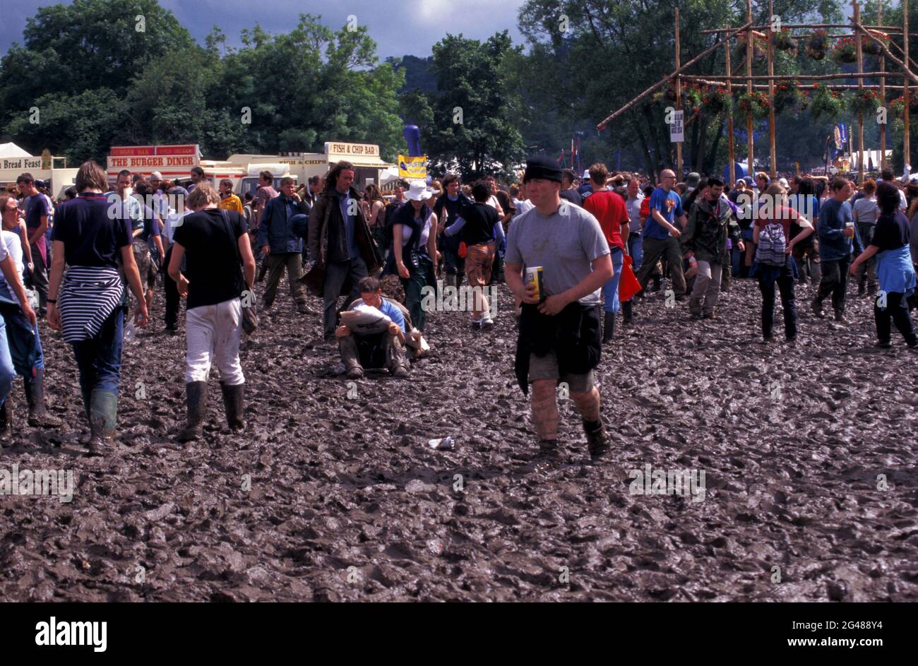 Les gens sur la boue dans le festival Glastonbury 1998, Pilton, Somerset, Angleterre Banque D'Images