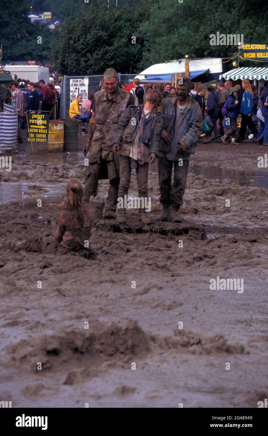 Fille couverte de boue dans le festival Glastonbury 1998, Pilton, Somerset, Angleterre Banque D'Images