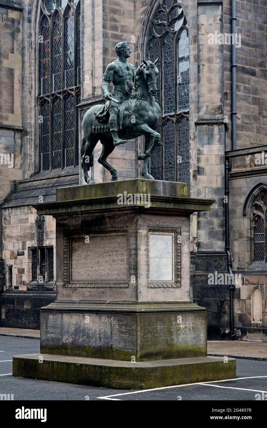 La statue équestre de Charles II sur la place du Parlement, Édimbourg, Écosse, Royaume-Uni. Banque D'Images